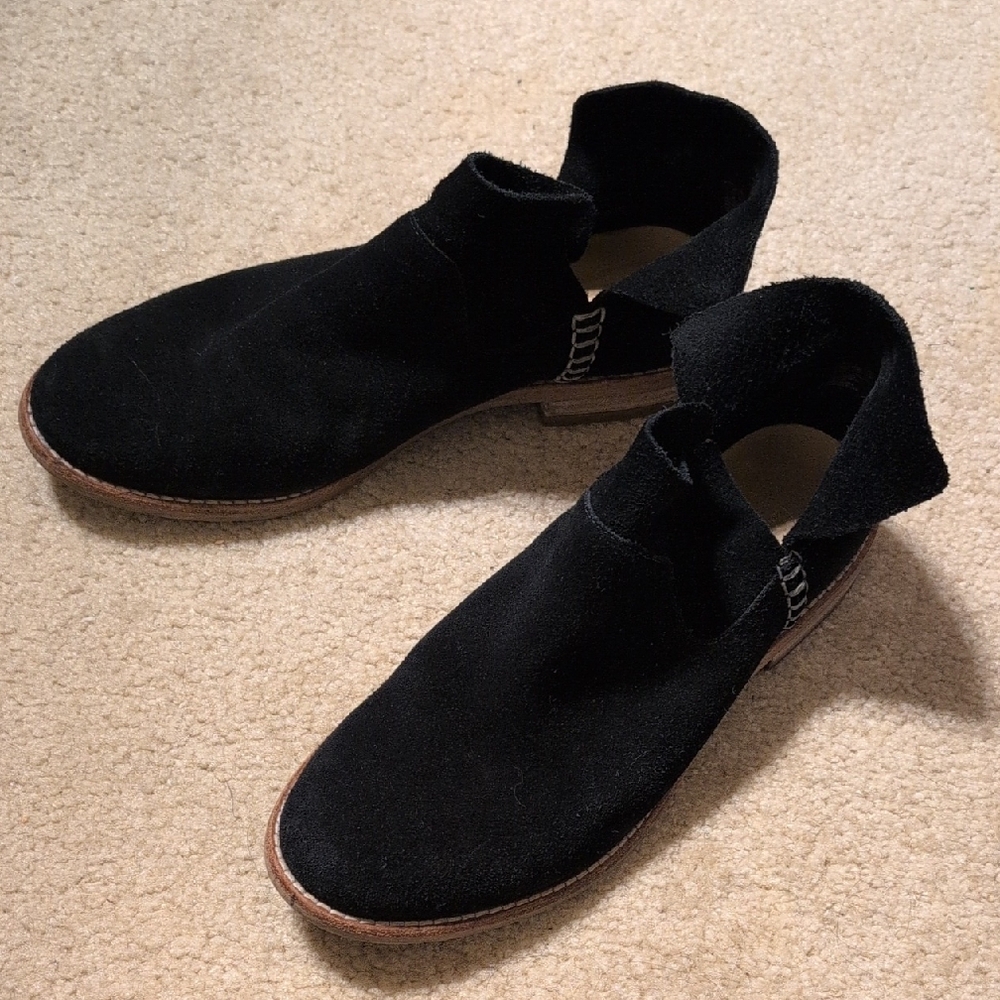 Clarks Women's Black Suede Chukka Boots